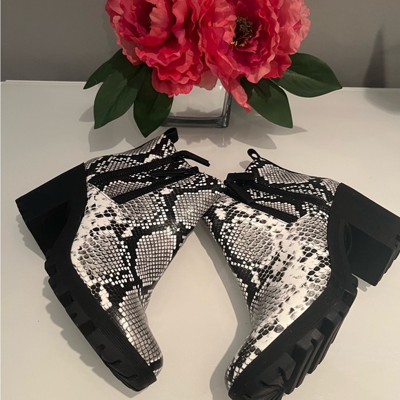 Boots - Picture 4 of 11